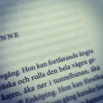 Börjar läsa ny bok. Nästan färdig att ge upp direkt när förlaget har avstavat ”genom” redan på rad två och tre. Står verkligen inte ut med slarvig typografi.